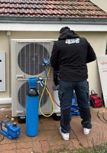 Technicien JBS Energy lors d'une installation de pompe à chaleur dans l'Indre