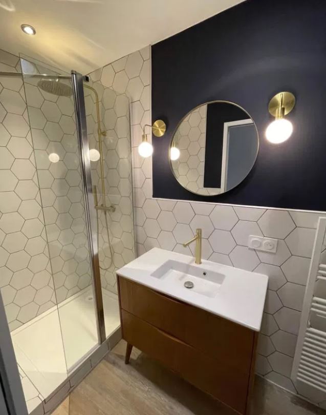 Rénovation salle de bain JBS Energy - douche italienne carrelage hexagonal
