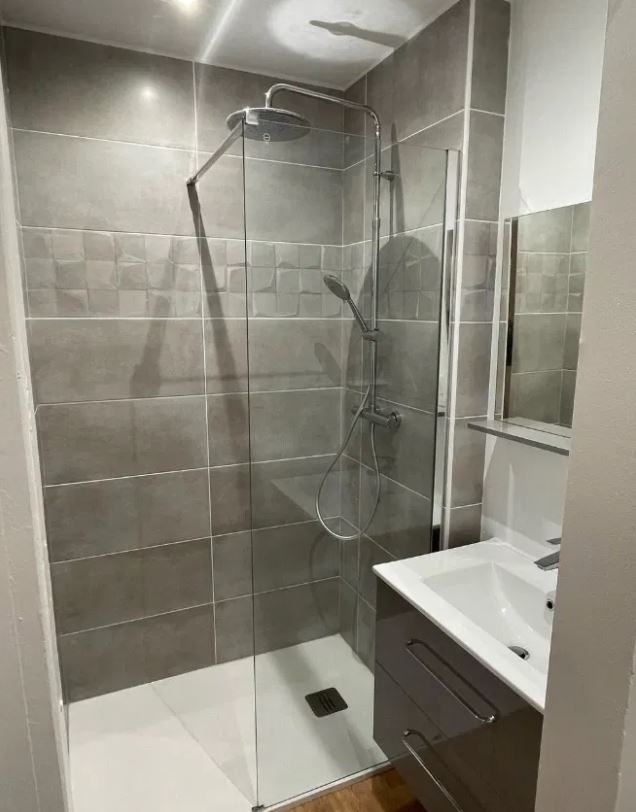 Rénovation salle de bain JBS Energy - douche moderne grise