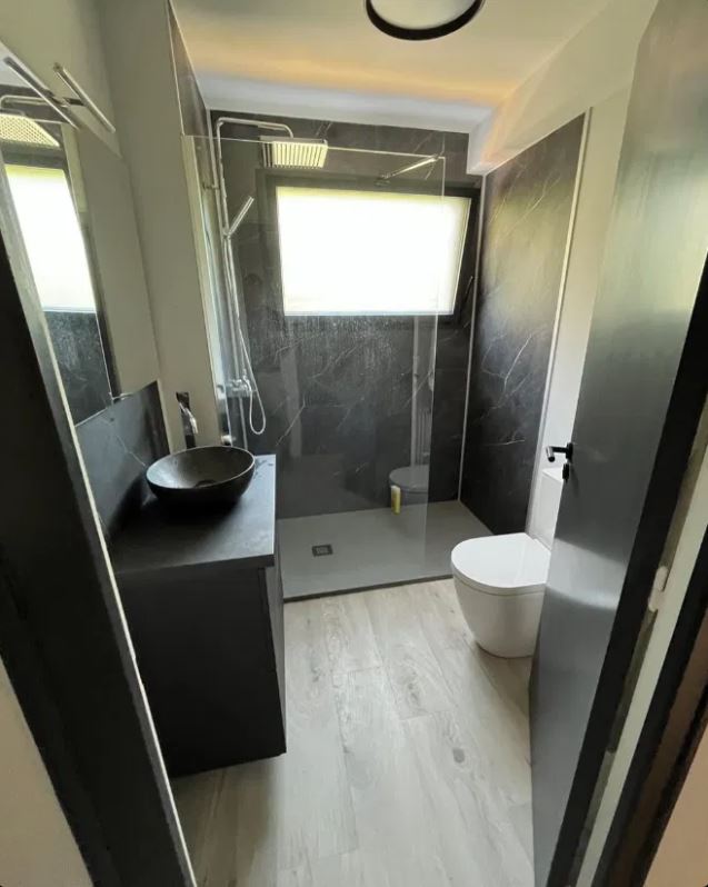 Rénovation salle de bain JBS Energy - style contemporain noir et bois
