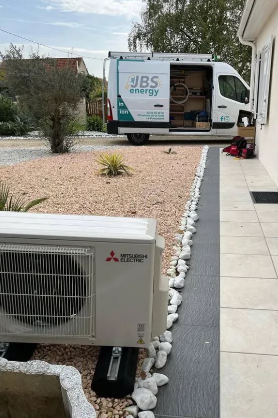 Installation pompe à chaleur Mitsubishi avec aménagement paysager